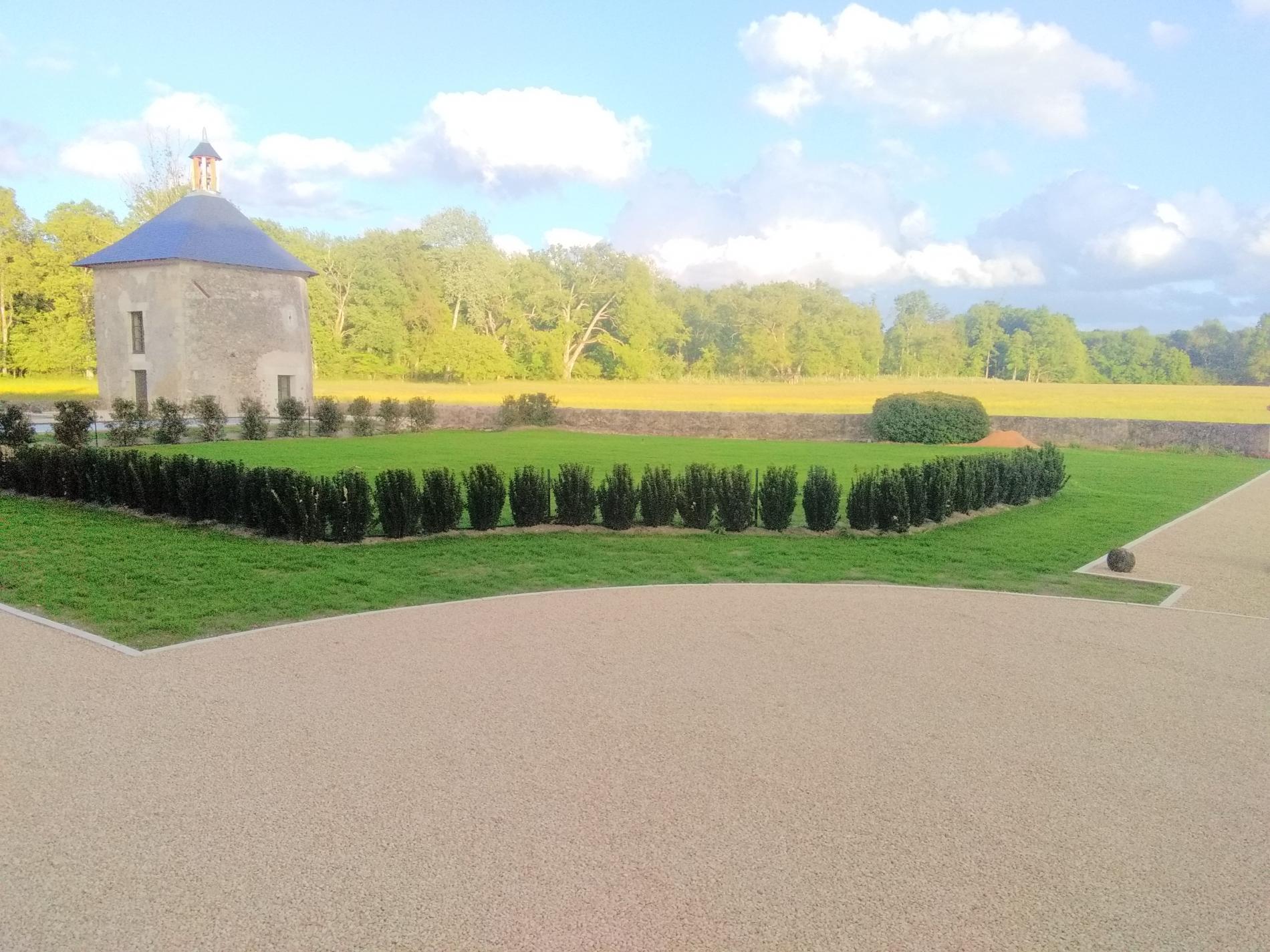 EXTERIEUR D'UN CHATEAU